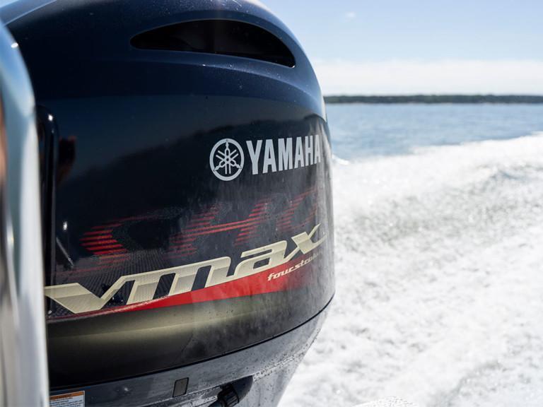 Suorituskykyinen Yamaha VMAX sho moottori